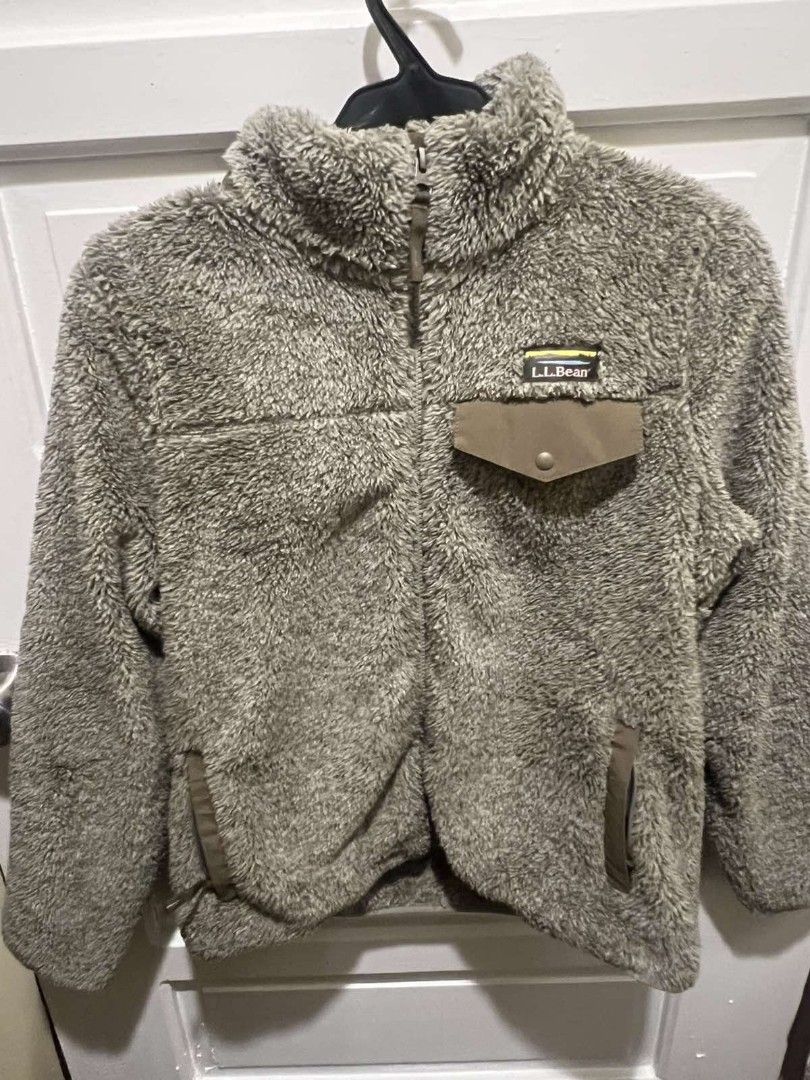 LL Bean Winter Jacket Women (Category: Activewear) located in Paranaque City. Submitted by bagbrained88 (Listing ID 1437726279, Image 3). Description: no flaws used less than 5x orig 23 inches length 20 inches width.
