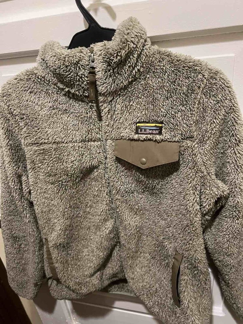 LL Bean Winter Jacket Women (Category: Activewear) located in Paranaque City. Submitted by bagbrained88 (Listing ID 1437726279, Image 1). Description: no flaws used less than 5x orig 23 inches length 20 inches width.