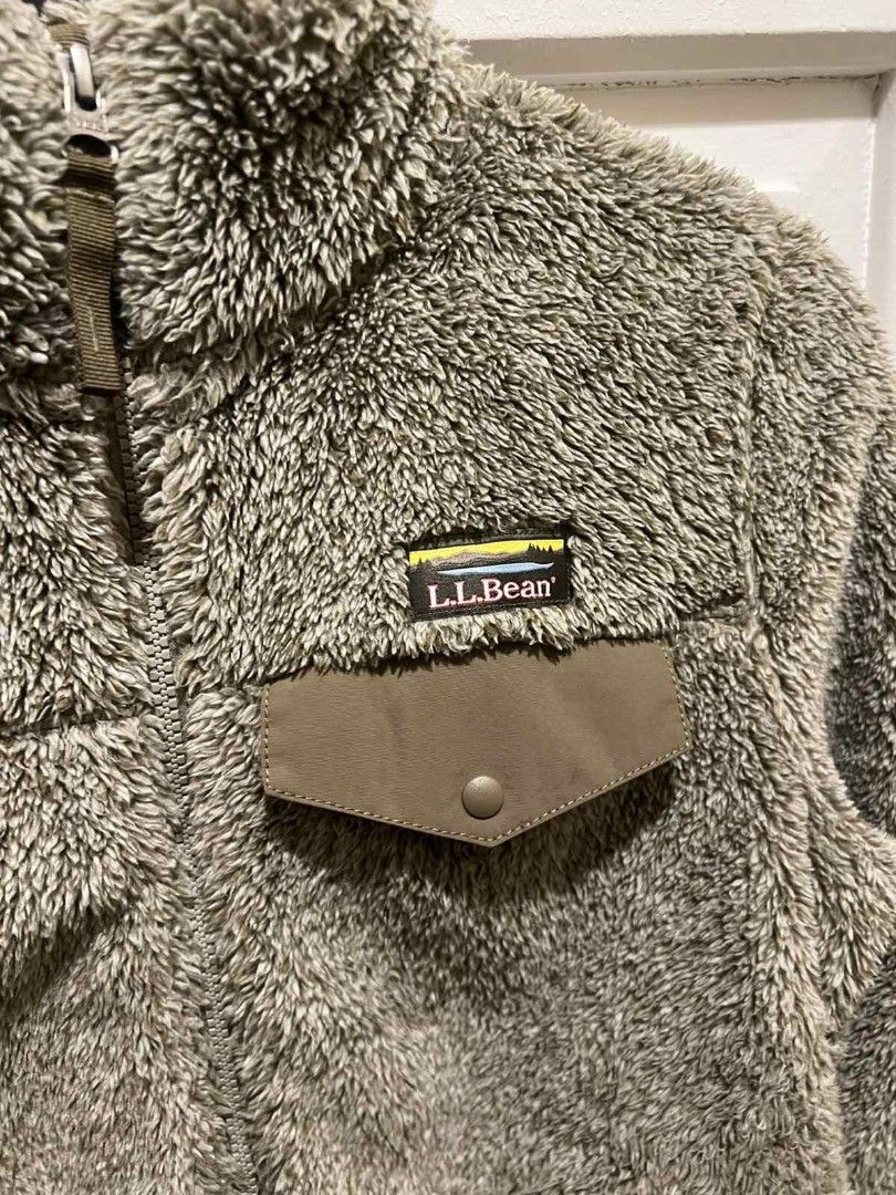 LL Bean Winter Jacket Women (Category: Activewear) located in Paranaque City. Submitted by bagbrained88 (Listing ID 1437726279, Image 2). Description: no flaws used less than 5x orig 23 inches length 20 inches width.