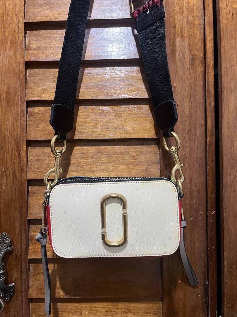 Marc Jacob’s Camera bag (Category: Luxury Bags & Wallets) located in Tacloban City. Submitted by classy_luxury (Listing ID 1437683263, Image 1). Description: Marc Jacob’s camera bag Authentic .