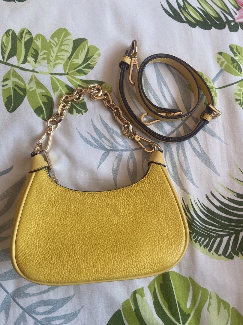 Michael Kors mini cora (Category: Luxury Bags & Wallets) located in Vigan. Submitted by krizz03 (Listing ID 1437612936, Image 2). Description: .