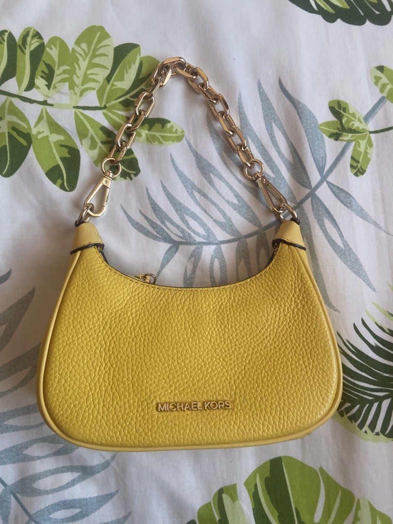 Michael Kors mini cora (Category: Luxury Bags & Wallets) located in Vigan. Submitted by krizz03 (Listing ID 1437612936, Image 1). Description: .