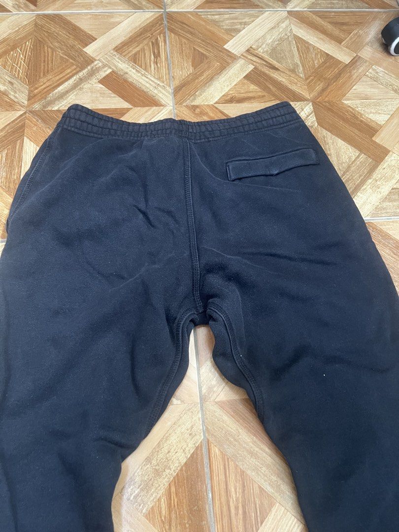 NIKE Fleece Jogger Sweatpants (Category: Joggers) located in Manila. Submitted by dommnc (Listing ID 1437686296, Image 2). Description: NIKE Fleece Jogger Sweatpants Size S On Tag Color Black .