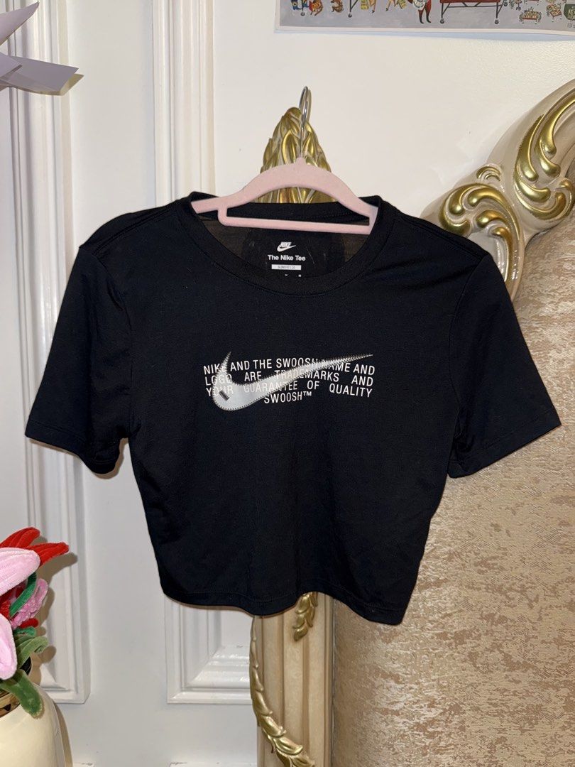 nike tee slim fit crop top (Category: Shirts) located in Alburquerque. Submitted by krosefarley (Listing ID 1437716772, Image 1). Description: give this workout tee a new home!💌 - Nike black crop top - Features Nike logo - "The Nike Tee" printed on front - Short sleeves - Crew neck - Comfortable for everyday wear.