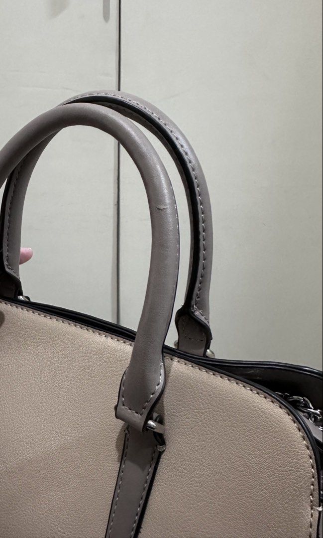 Nine West hand bag (Category: Purses & Pouches) located in Manila. Submitted by paaaaaj (Listing ID 1437726308, Image 3). Description: Never used this bag. Was only stored. There’s a small flaw in the handle, see last photo. .