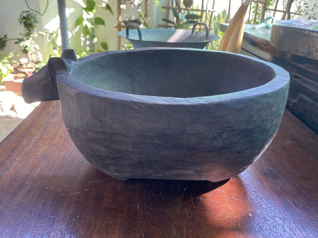 Old kinahu offering bowl (Zoomorphic Design) (Category: Vases & Decorative Bowls) located in Malolos. Submitted by jjantiques (Listing ID 1437590680, Image 3). Description: hand-carved traditional Ifugao ritual vessel known as a Kinahu bowl Size: 7”H 15”L 7.5”W.