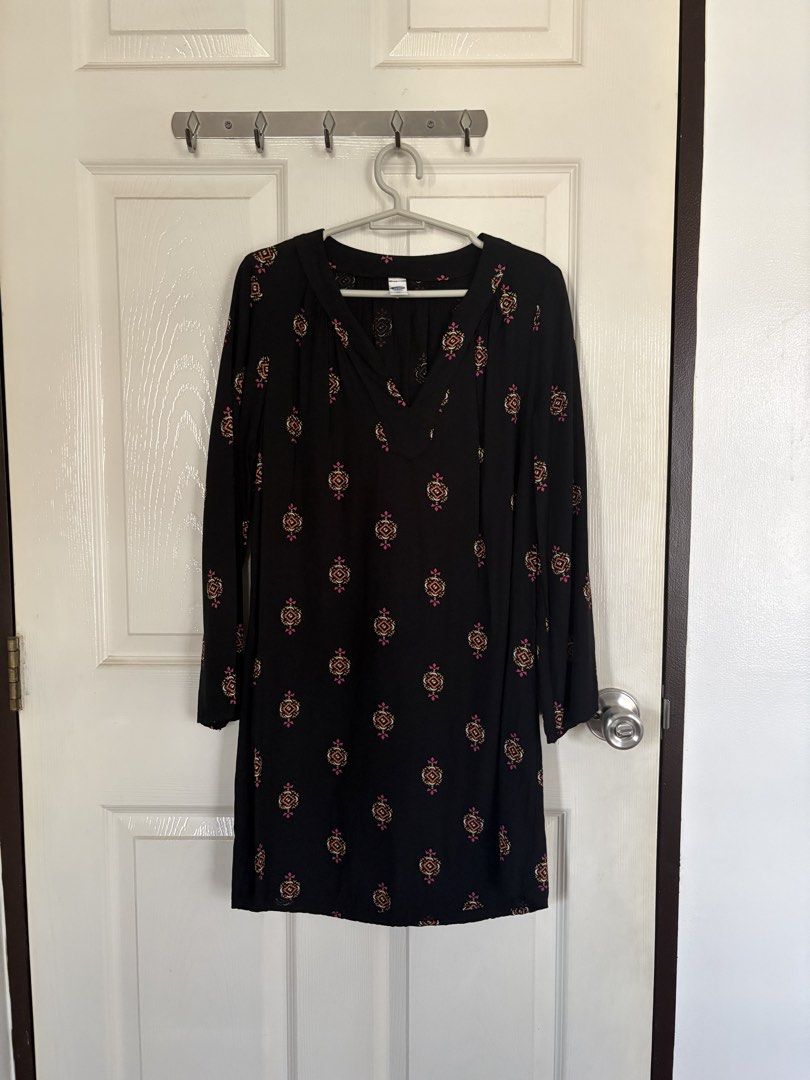 Old Navy Printed Short Dress (Category: Dresses) located in Angeles City. Submitted by classictop (Listing ID 1437734797, Image 1). Description: - Old Navy black dress - Printed design - Long sleeves - V-neck - Size: XS-S - Relaxed fit - Ideal for casual wear - Lightweight and comfortable fabric.