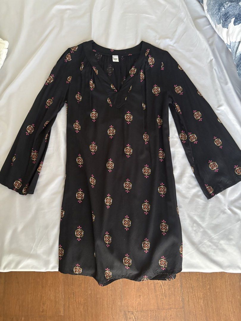 Old Navy Printed Short Dress (Category: Dresses) located in Angeles City. Submitted by classictop (Listing ID 1437734797, Image 3). Description: - Old Navy black dress - Printed design - Long sleeves - V-neck - Size: XS-S - Relaxed fit - Ideal for casual wear - Lightweight and comfortable fabric.