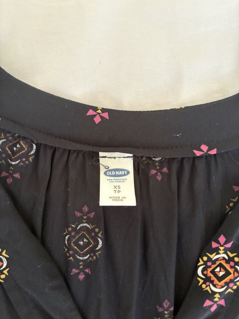 Old Navy Printed Short Dress (Category: Dresses) located in Angeles City. Submitted by classictop (Listing ID 1437734797, Image 2). Description: - Old Navy black dress - Printed design - Long sleeves - V-neck - Size: XS-S - Relaxed fit - Ideal for casual wear - Lightweight and comfortable fabric.