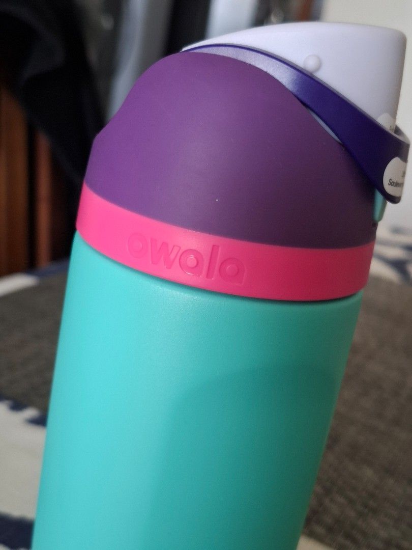 Owala FreeSip Water Bottle (16 oz) (Category: Water Bottles & Tumblers) located in Las Pinas. Submitted by excess2go (Listing ID 1437622896, Image 2). Description: 16oz stainless steel, insulated bottle Triple layer insulated Leak-proof lid Patented FreeSip spout with a built-in straw that lets you sip or swig BPA, lead, and phthalate-free Wide opening for cleaning and adding ice Convenient carry loop that also doubles as a lock when closed Dishw