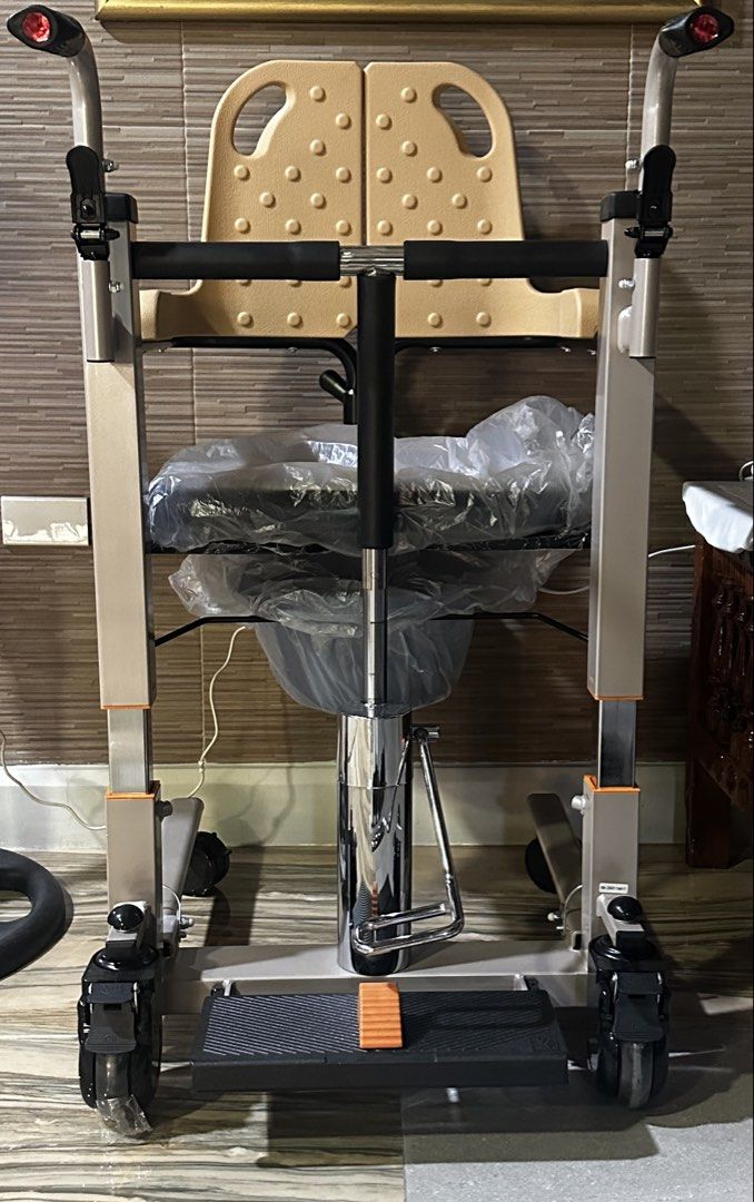 Patient Transfer Chair hydraulic (Category: Medical Supplies & Tools) located in Quezon City. Submitted by mintd (Listing ID 1437688246, Image 2). Description: -lift and move patients with limited mobility between beds, chairs -reduce caregiver strain and increase patient safety with locking wheels.