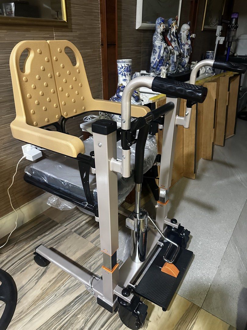 Patient Transfer Chair hydraulic (Category: Medical Supplies & Tools) located in Quezon City. Submitted by mintd (Listing ID 1437688246, Image 3). Description: -lift and move patients with limited mobility between beds, chairs -reduce caregiver strain and increase patient safety with locking wheels.