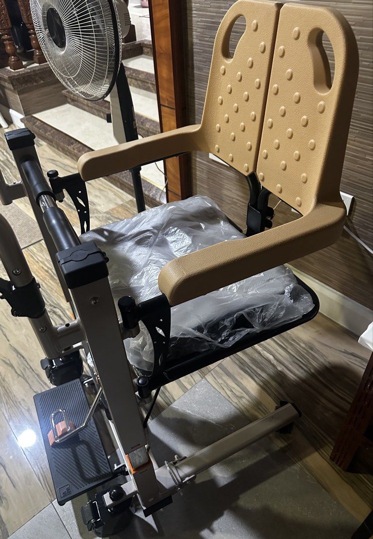 Patient Transfer Chair hydraulic (Category: Medical Supplies & Tools) located in Quezon City. Submitted by mintd (Listing ID 1437688246, Image 1). Description: -lift and move patients with limited mobility between beds, chairs -reduce caregiver strain and increase patient safety with locking wheels.