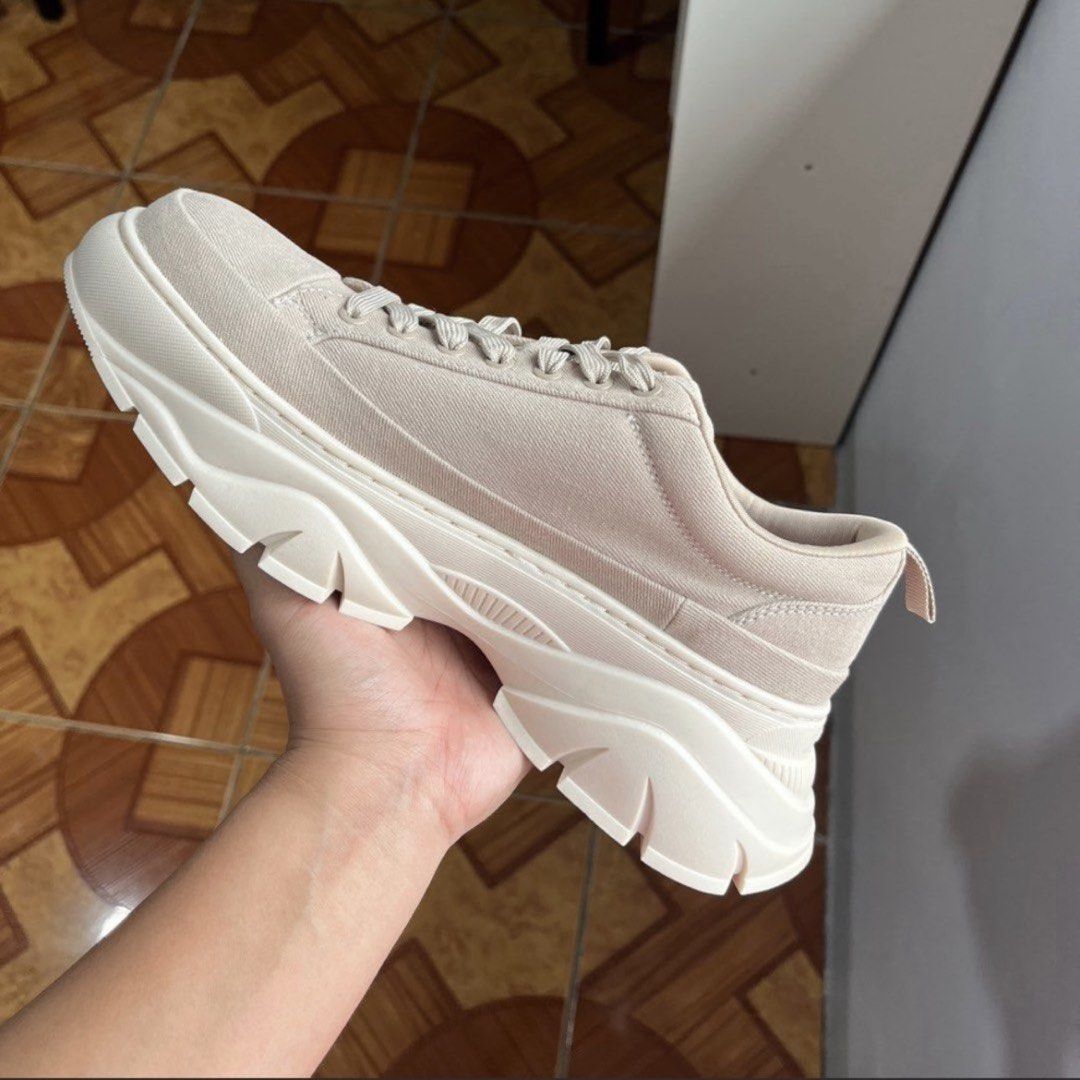 Pedro, Hybrix Chunky Sneakers (Category: Sneakers) located in Las Pinas. Submitted by _svrx (Listing ID 1437756034, Image 2). Description: Brand new from sg Size 39 Beige Without box.
