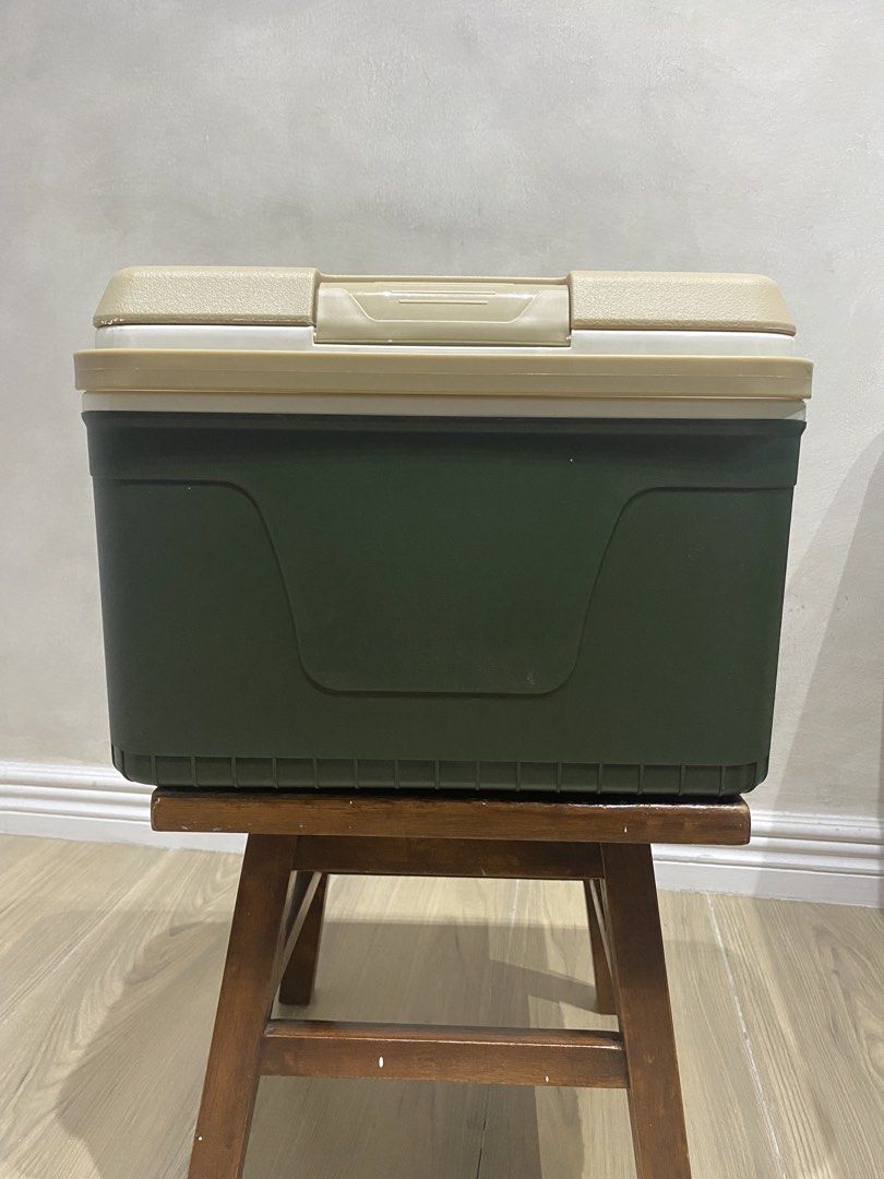 Polaris Ice Bunker 13L Portable Cooler (Category: Other Kitchen Appliances) located in Manila. Submitted by papupeeps (Listing ID 1437633409, Image 1). Description: Smart Tabletop Lid: Features an integrated flat surface equipped with dedicated beverage cup holders and a convenient slot to prop up your smartphone. Travel-Ready Convenience: Built with a sturdy, easy-grip carry handle for quick grab-and-go transport. Versatile Use: Ideal for weeken