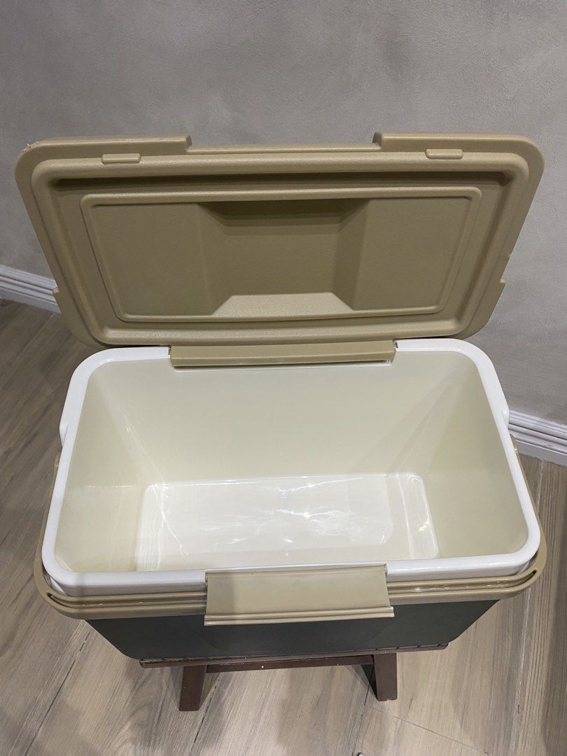 Polaris Ice Bunker 13L Portable Cooler (Category: Other Kitchen Appliances) located in Manila. Submitted by papupeeps (Listing ID 1437633409, Image 3). Description: Smart Tabletop Lid: Features an integrated flat surface equipped with dedicated beverage cup holders and a convenient slot to prop up your smartphone. Travel-Ready Convenience: Built with a sturdy, easy-grip carry handle for quick grab-and-go transport. Versatile Use: Ideal for weeken
