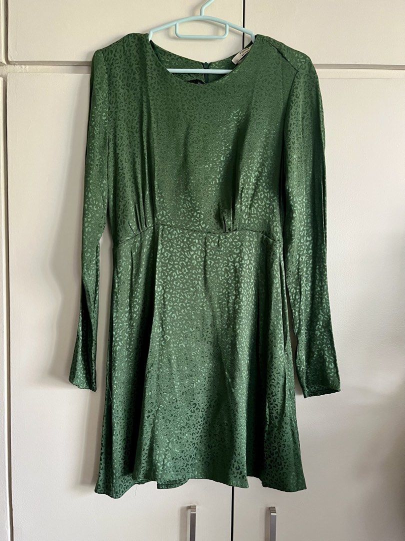 Pull&Bear Emerald Green Dress (Category: Dresses) located in Pasig City. Submitted by TrishODeclutter (Listing ID 1437716257, Image 1). Description: - Pull&Bear green dress - Long sleeves - Round neckline - Subtle leopard print - Size: M - Made in Morocco - Zipper closure at the back RFS: Decluttering pre-pregnancy clothes Location: Pasig, near Tiendesitas (buyer books for pick up).