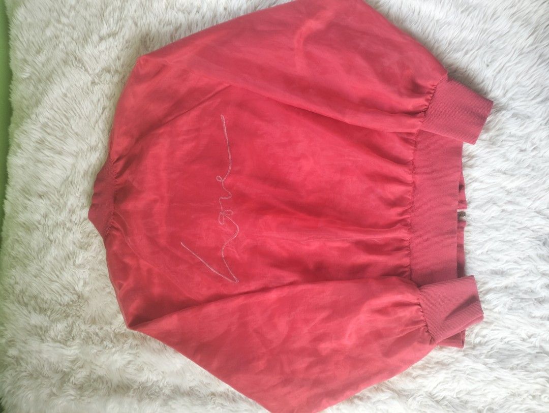 Red Bomber Jacket with 'Love' Embroidery (Category: Coats, Jackets and Outerwear) located in La Trinidad. Submitted by aicas_cl0.thing (Listing ID 1437620251, Image 3). Description: - Red bomber jacket - Zip-up front (Working Zipper) - Long sleeves - Round neckline - Silver zipper with ring detail - "Love" embroidery on the back .