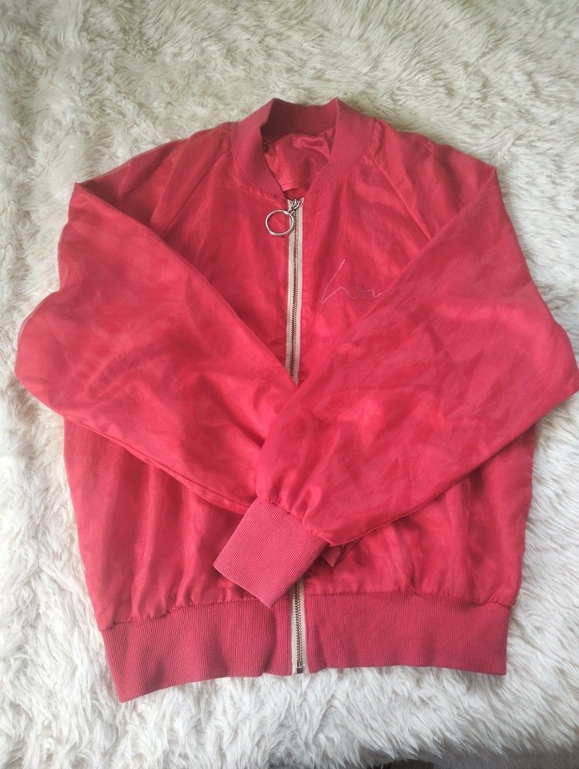 Red Bomber Jacket with 'Love' Embroidery (Category: Coats, Jackets and Outerwear) located in La Trinidad. Submitted by aicas_cl0.thing (Listing ID 1437620251, Image 2). Description: - Red bomber jacket - Zip-up front (Working Zipper) - Long sleeves - Round neckline - Silver zipper with ring detail - "Love" embroidery on the back .
