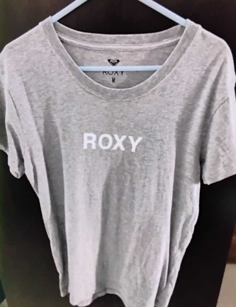 Roxy Tee （分類：T-shirt）位於 Hong Kong。 由 cleannn 提交（商品編號 1437670899，圖片 1）。簡介： 香港郵政 HONG KONG POST 順豐到付 SF EXPRESS。
