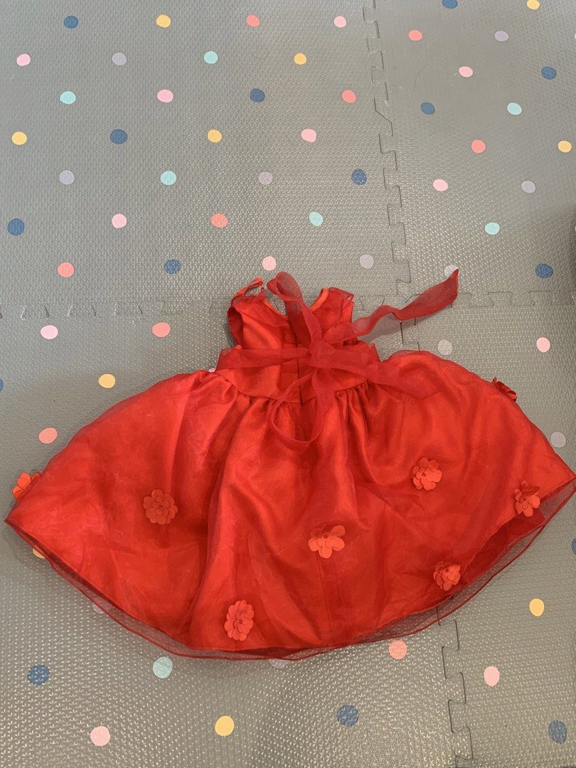 Rustan’s Baby Club Red Dress with Flower Details (Category: Babies & Kids Fashion) located in Pasig City. Submitted by littleryenstreasures (Listing ID 1437676522, Image 3). Description: - Baby Club red dress - Size: 6-9 months - Ideal for special occasions - Features delicate flower appliqués - Flowing skirt design - Convenient zipper closure at the back - Lightweight, possibly organza-like material Can fit up to 12 months depends on body build 