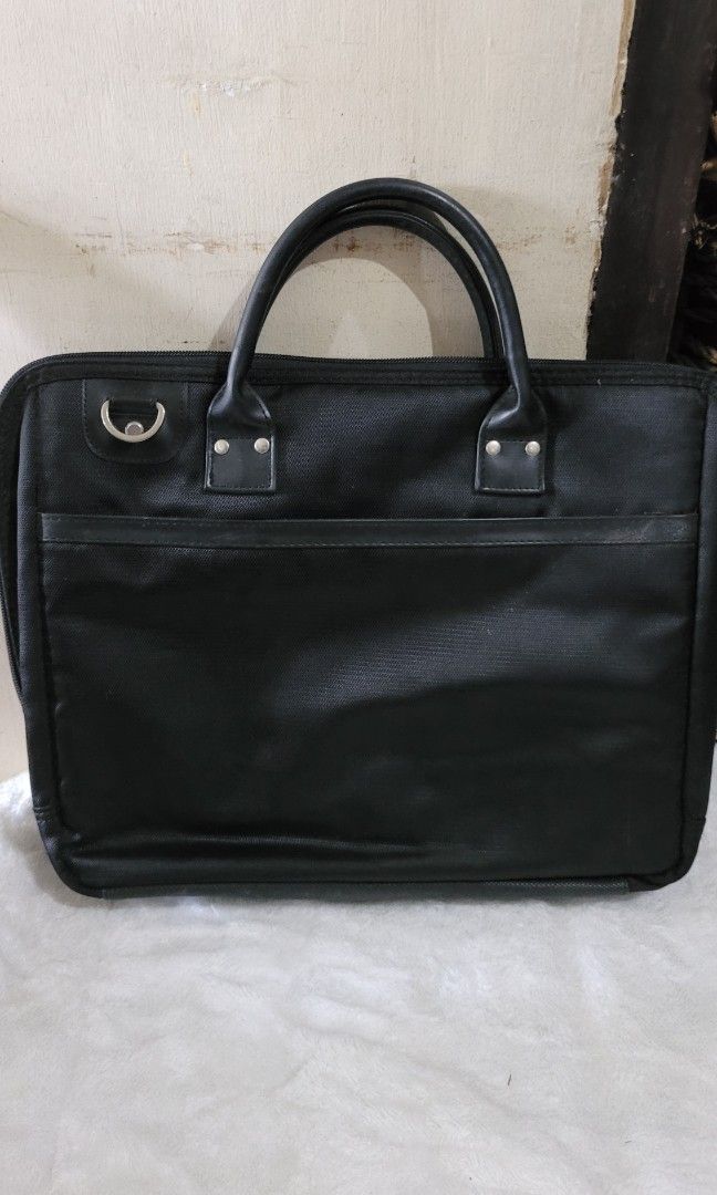 Samsung Laptop Bag (Category: Laptop Bags & Sleeves) located in Quezon City. Submitted by fabshoppe2001 (Listing ID 1437685517, Image 2). Description: AUTHENTIC SAMSUNG LAPTOP BAG WITH STRAP.ALMOST NEW PA HINDI NA GINAGAMIT. MOP: GCASH MOD: LALAMOVE PAYMENT FIRST FOR THE ITEM BEFORE BOOKING. LOCATION: QUEZON CITY.