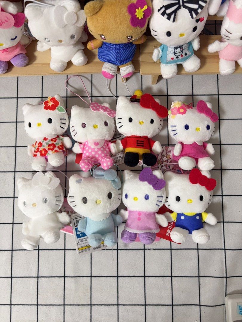 多款Sanrio Hello Kitty 公仔 （分類：絨毛玩具）位於 Hong Kong。 由 y.k_. 提交（商品編號 1437726367，圖片 2）。簡介： $35-$50/隻 買滿$200可以交收/包平郵/智郵寄 $200以下郵寄（不包郵） 港島線交收/順豐到付/智郵寄/平郵（買家自行承擔風險） 地鐵站黃竹坑、利東、海怡半島、香港仔交收優先/全走優先/多要優先 歡迎查詢 謝謝。