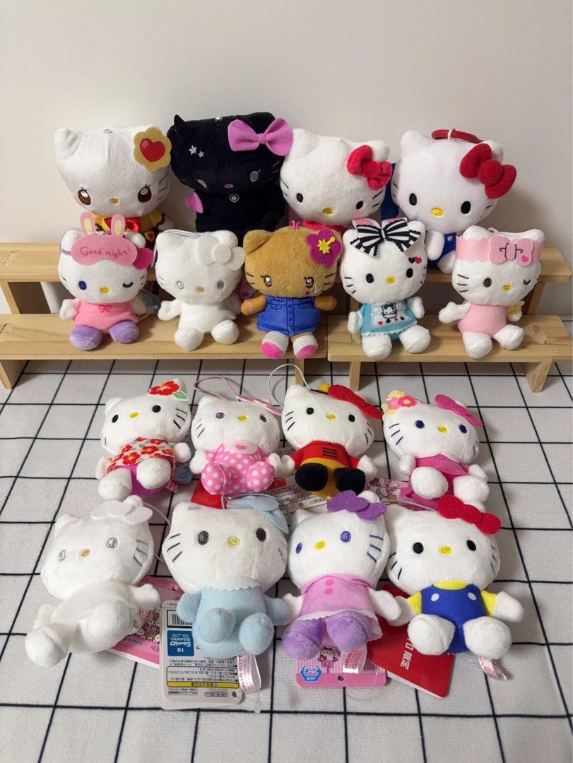 多款Sanrio Hello Kitty 公仔 （分類：絨毛玩具）位於 Hong Kong。 由 y.k_. 提交（商品編號 1437726367，圖片 1）。簡介： $35-$50/隻 買滿$200可以交收/包平郵/智郵寄 $200以下郵寄（不包郵） 港島線交收/順豐到付/智郵寄/平郵（買家自行承擔風險） 地鐵站黃竹坑、利東、海怡半島、香港仔交收優先/全走優先/多要優先 歡迎查詢 謝謝。