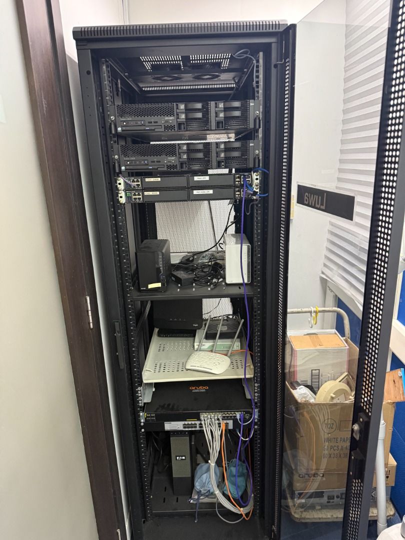 Server Rack - Unknown Brand452892236553932801