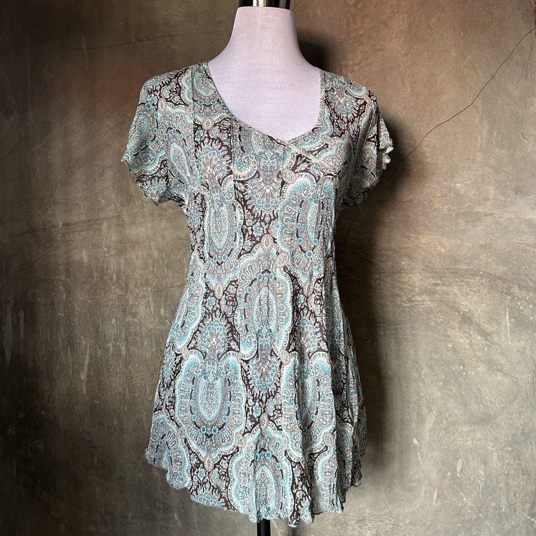 st.helena Paisley Print Top (Category: Blouses) located in Dagupan City. Submitted by matchaisinlove (Listing ID 1437623094, Image 3). Description: ‎╭──────────˙ . ꒷ 🍵 . 𖦹˙─╮ MINE:₱250 (first to pay) ‎╰─˙ . ꒷ 🍵 . 𖦹˙──────────╯ brand: St. Helena (SLIGHTLY SEE THRU) flaw: none size: freesize (back tie) 𝓶𝓸𝓭: 𝙹𝙽𝚃 𝓶𝓸𝓹: 𝚐𝚌𝚊𝚜𝚑 — Read my RULES! — thrifted so pls do manage your expectations. ❗no return & cancellation. 🌷feel free to pm m