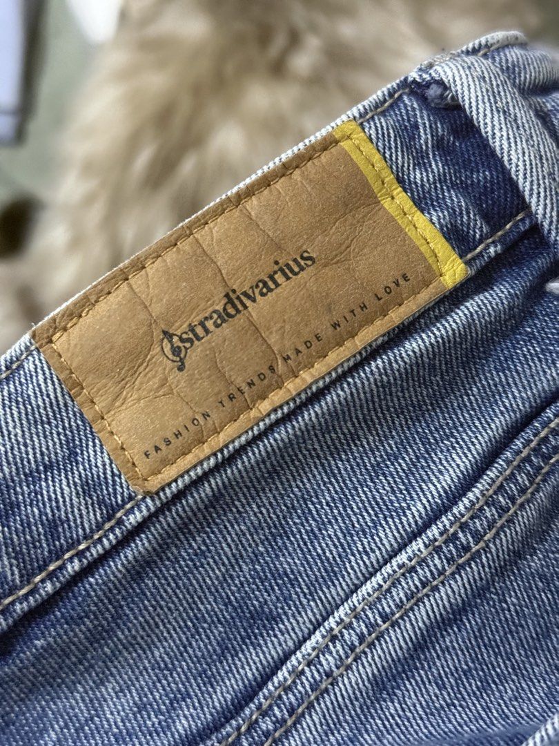Stradivarius Mom Slim Jeans (Category: Jeans) located in Makati City. Submitted by definehipster (Listing ID 1437749647, Image 2). Description: - Stradivarius Mom Slim jeans - Light blue wash - Distressed detail - Button and zipper closure - Size: EUR 34, US 06, MEX 06.