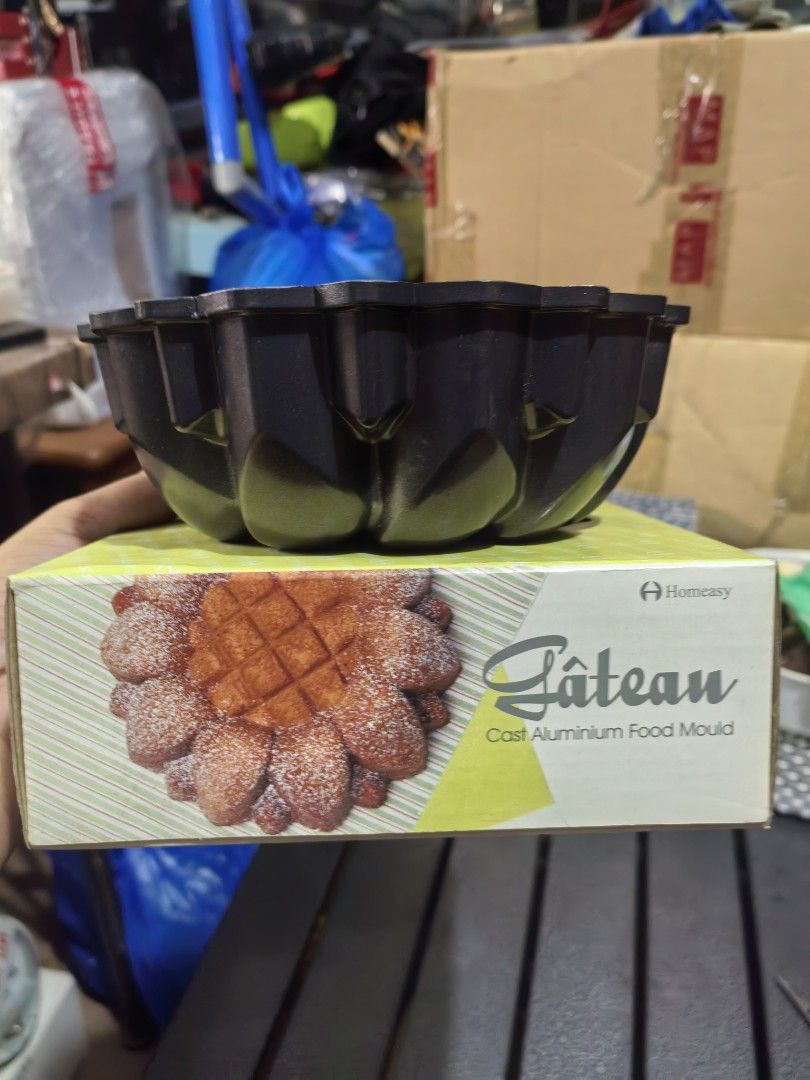 Sunflower-shaped Bundt cake pan (Category: Bakeware) located in Cebu City. Submitted by dudes_villanueva (Listing ID 1437603210, Image 3). Description: Sunflower-shaped Bundt cake pan, featuring a non-stick cast aluminum design Homeasy Gâteau Cast Aluminium Food Mould in Black. Brand New with Box 📌 In excellent condition. Diameter : 6.5 in Height: 2.25 in 2 Boxes Available. 500 each.
