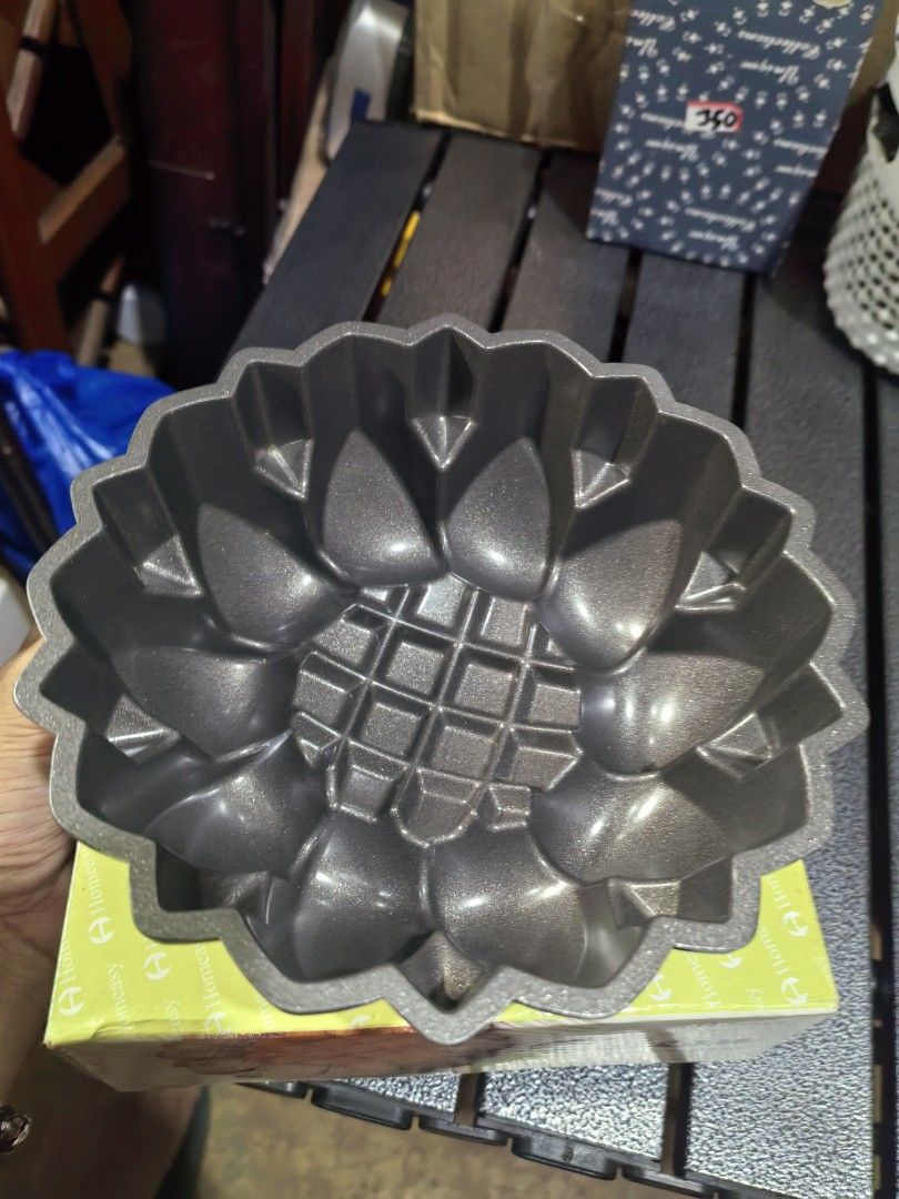 Sunflower-shaped Bundt cake pan (Category: Bakeware) located in Cebu City. Submitted by dudes_villanueva (Listing ID 1437603210, Image 2). Description: Sunflower-shaped Bundt cake pan, featuring a non-stick cast aluminum design Homeasy Gâteau Cast Aluminium Food Mould in Black. Brand New with Box 📌 In excellent condition. Diameter : 6.5 in Height: 2.25 in 2 Boxes Available. 500 each.
