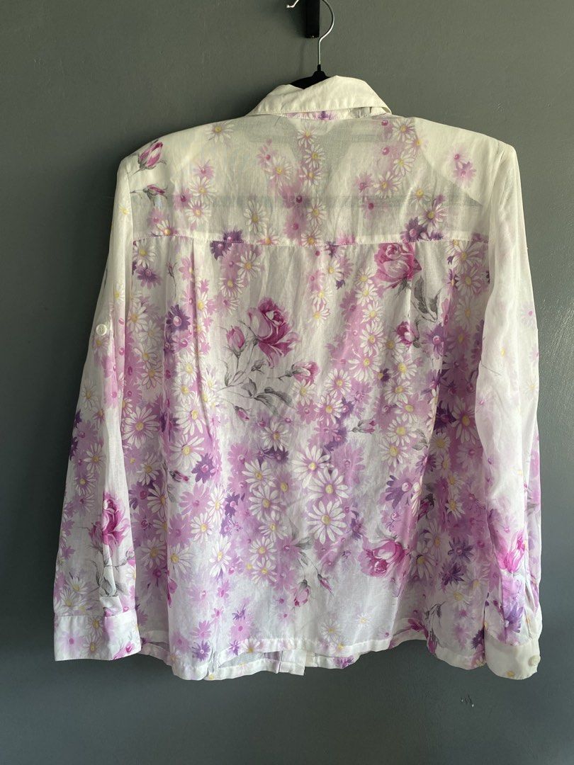 Sweet floral shirt (Category: Longsleeves) located in Cebu City. Submitted by janb85 (Listing ID 1437641528, Image 3). Description: Lightweight cotton fabric. Some sheerness to it. Very breathable. Ideal for medium to semi large. With shoulder pads. Perfect classy and feminine looked tucked into a tight pencil skirt or trousers. .