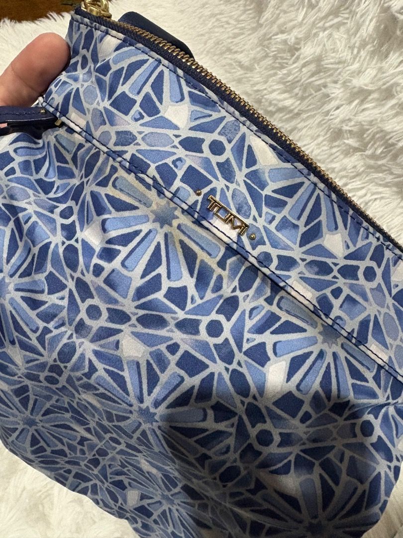 Tumi (Category: Luxury Bags & Wallets) located in Baguio. Submitted by rheaanne07_2ndaccount (Listing ID 1437753523, Image 3). Description: Original tumi crossbody.