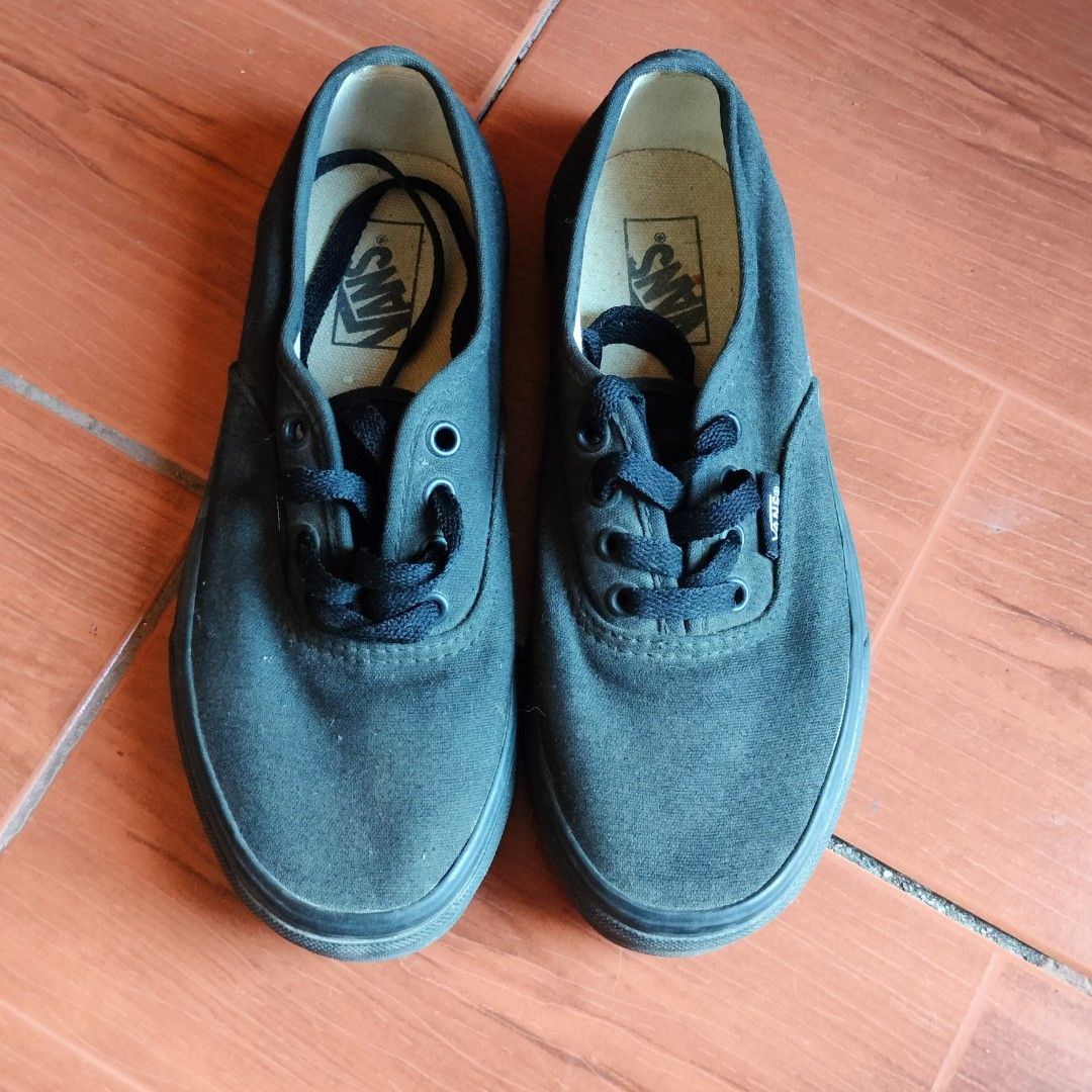 Vans Authentic Black Sneakers US 2 (Category: Babies & Kids Fashion) located in Calamba. Submitted by declutterbyadj (Listing ID 1437623025, Image 1). Description: Size US 2 (20 cm) Needs cleaning, but still in good condition. No box included. RFS: declutter.