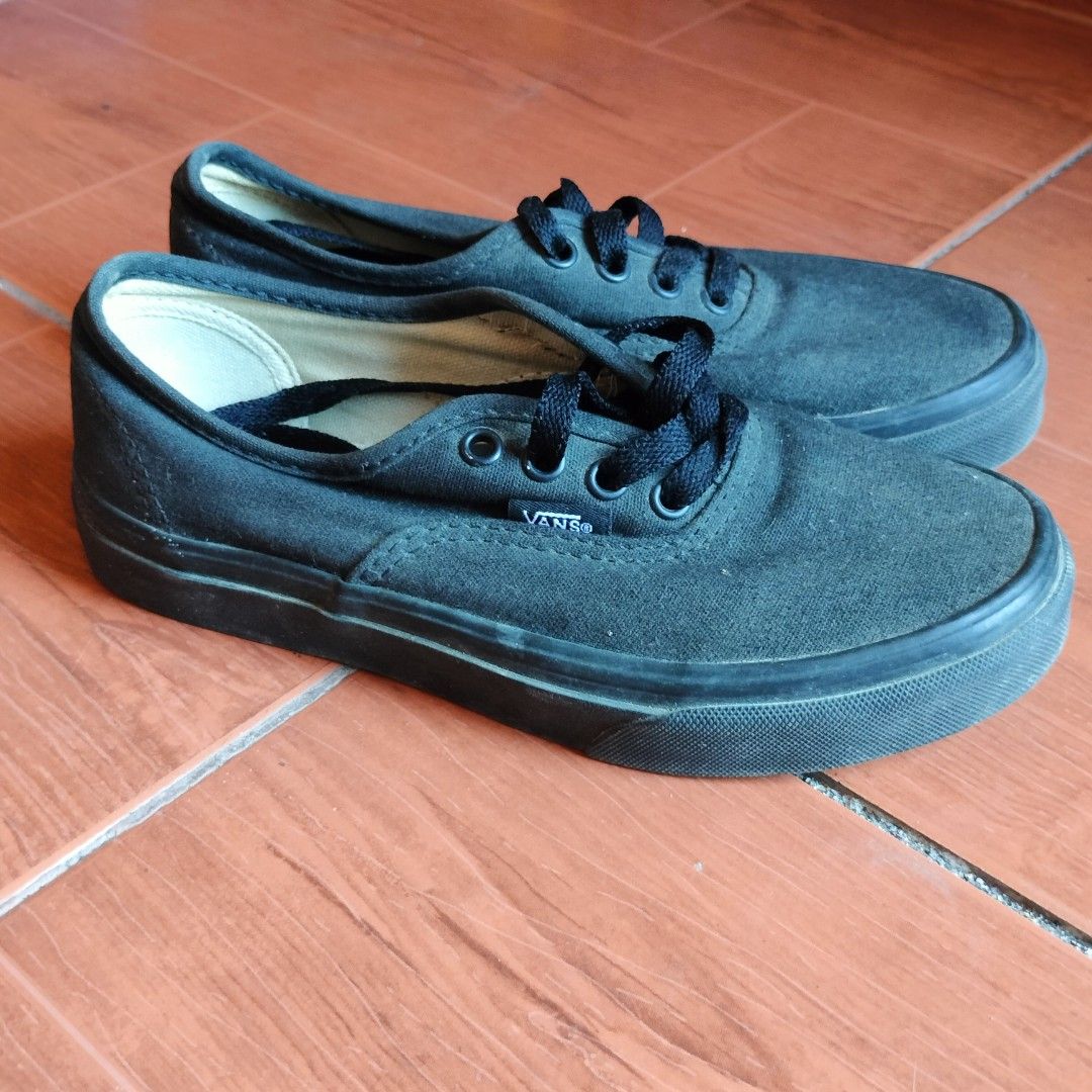 Vans Authentic Black Sneakers US 2 (Category: Babies & Kids Fashion) located in Calamba. Submitted by declutterbyadj (Listing ID 1437623025, Image 2). Description: Size US 2 (20 cm) Needs cleaning, but still in good condition. No box included. RFS: declutter.