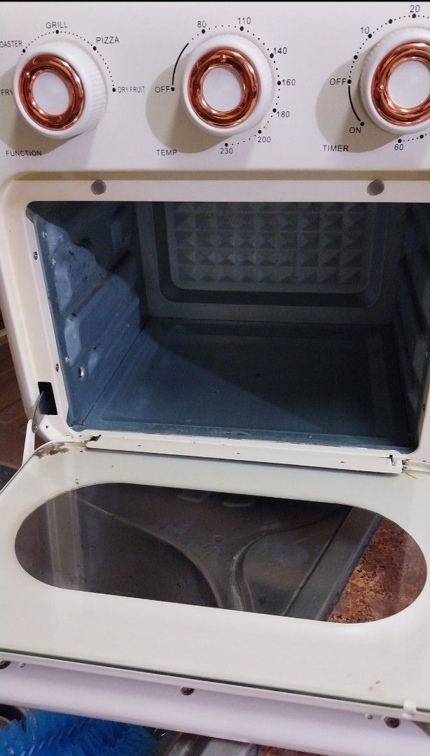 Color off white Oven with Grill and Pizza Function (Category: Ovens & Toasters) located in Pasig City. Submitted by carlosaini41 (Listing ID 1437694711, Image 1). Description: - Minimalist oven with multiple functions: grill, pizza, and timer. - Stylish off white exterior with copper-colored knob accents. - Personal pre-loved - Features a temperature control up to 230 degrees. - Includes an interior rack..