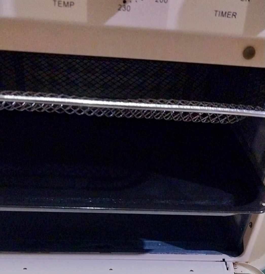 Color off white Oven with Grill and Pizza Function (Category: Ovens & Toasters) located in Pasig City. Submitted by carlosaini41 (Listing ID 1437694711, Image 3). Description: - Minimalist oven with multiple functions: grill, pizza, and timer. - Stylish off white exterior with copper-colored knob accents. - Personal pre-loved - Features a temperature control up to 230 degrees. - Includes an interior rack..