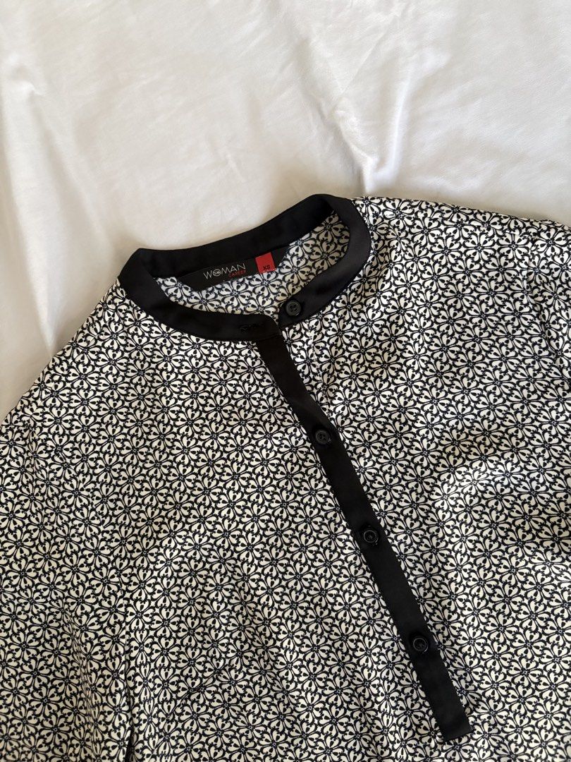 Woman Blouse (Category: Blouses) located in Angeles City. Submitted by classictop (Listing ID 1437734794, Image 2). Description: - Woman floral blouse - Black and white pattern - Black trim on collar and sleeves - Mandarin collar - Button-down front - 3/4 sleeves - Lightweight material Can fit XS-S.