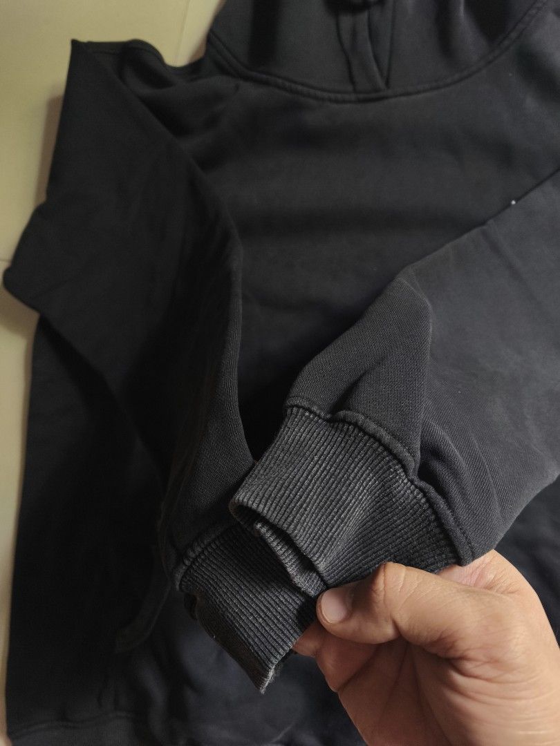 WTAPS Hoodie Black (Category: Hoodies) located in Taytay. Submitted by Rakeeeem (Listing ID 1437620250, Image 2). Description: - Black WTAPS hoodie - Features WTAPS logo on chest - WTVAU logo on back - Shows wear on cuffs and hem - Made of thick, dark fabric honest issue ribbings may fade part.