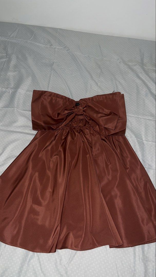 Zara Bow Dress XS (Category: Dresses) located in Quezon City. Submitted by sr_1521 (Listing ID 1437689646, Image 2). Description: Brown strapless dress from Zara. Features a large bow detail at the bust. The dress has a flared skirt. Size XS. Made in Morocco. Wore this twice only! .