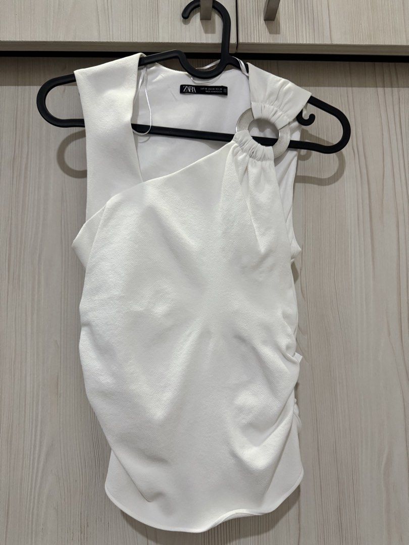 Zara Sleeveless Top (Category: Sleeveless) located in Pasig City. Submitted by jilly613 (Listing ID 1437678687, Image 1). Description: Never used. XS-S. Kept in closet.