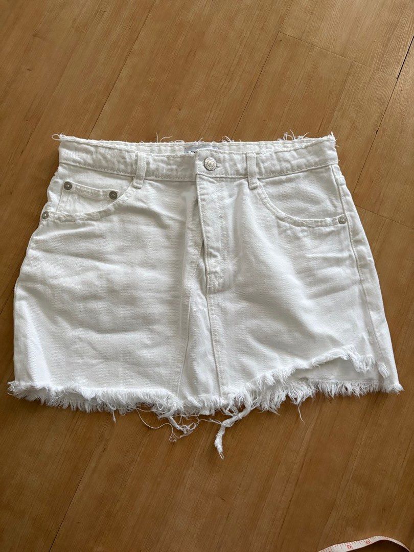 Zara White Denim Skirt (Category: Shorts) located in Manila. Submitted by cutiechez (Listing ID 1437632803, Image 1). Description: - good quality - highwaist style - can be used anywhere.