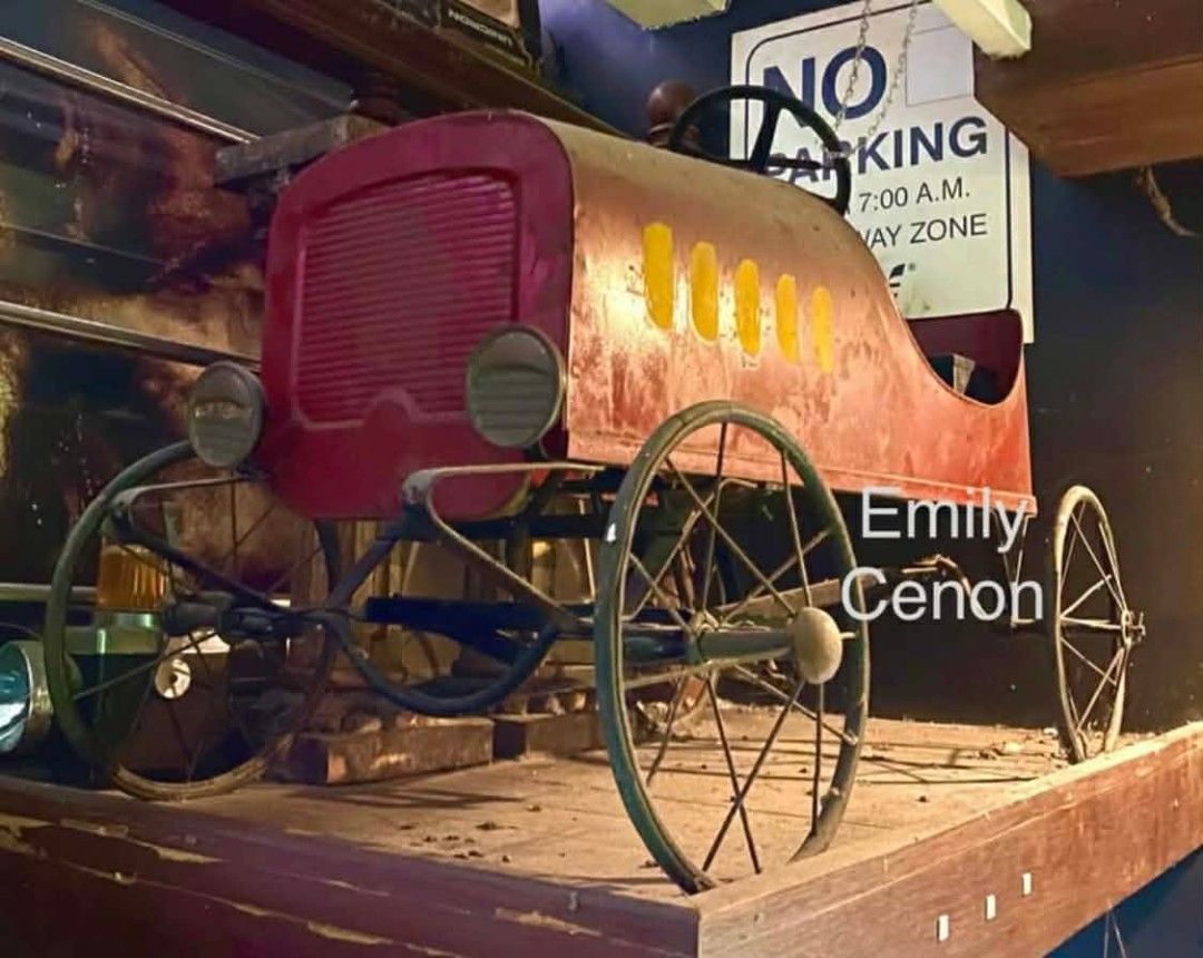 1920 LINCOLN PEDAL CAR (Category: Vintage Collectibles) located in Cainta. Submitted by galleriesofartsandantiques (Listing ID 1437772030, Image 1). Description: 1920 LINCOLN PEDAL CAR FOR KIDS FOR COLLECTION DISPLAY FOR MANCAVE.