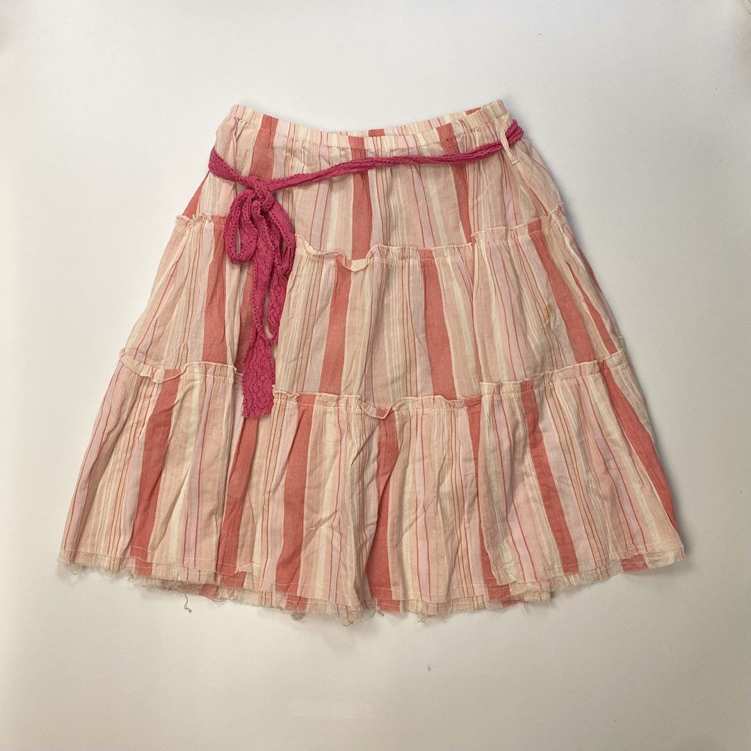 2000s pink skirt (Category: Skirts) located in Dagupan City. Submitted by maxi.vint (Listing ID 1437933127, Image 1). Description: Has stains Size 26-36" Length 22".