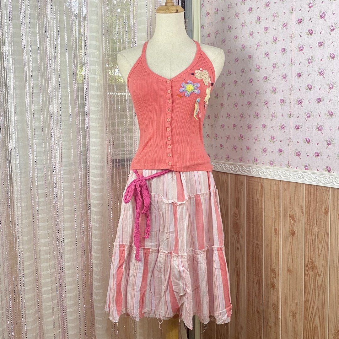 2000s pink skirt (Category: Skirts) located in Dagupan City. Submitted by maxi.vint (Listing ID 1437933127, Image 2). Description: Has stains Size 26-36" Length 22".