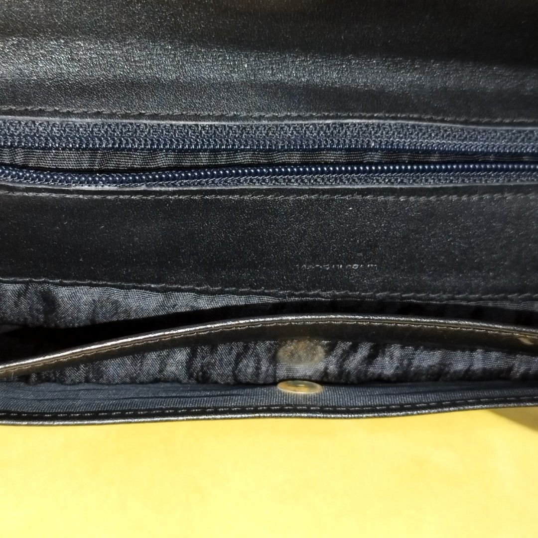 💯 Certified Original Givenchy Bifold Long Wallet 32MAY1226 (Category: Luxury Bags & Wallets) located in Quezon City. Submitted by maria_elora (Listing ID 1437762456, Image 3). Description: 👉 READ: Autopass on lowballers, insulting offers & manipulative bargain hunters. (will be posted on SOCMED). NO reservation. NO LBC COP. ⭐ Rank: A | 9.5/10 | Excellent Con. | Preloved ❌ Not for picky person ⚙️ Hardware: Leather | 🌈 Color: 10/10 🌐 Origin: Ja