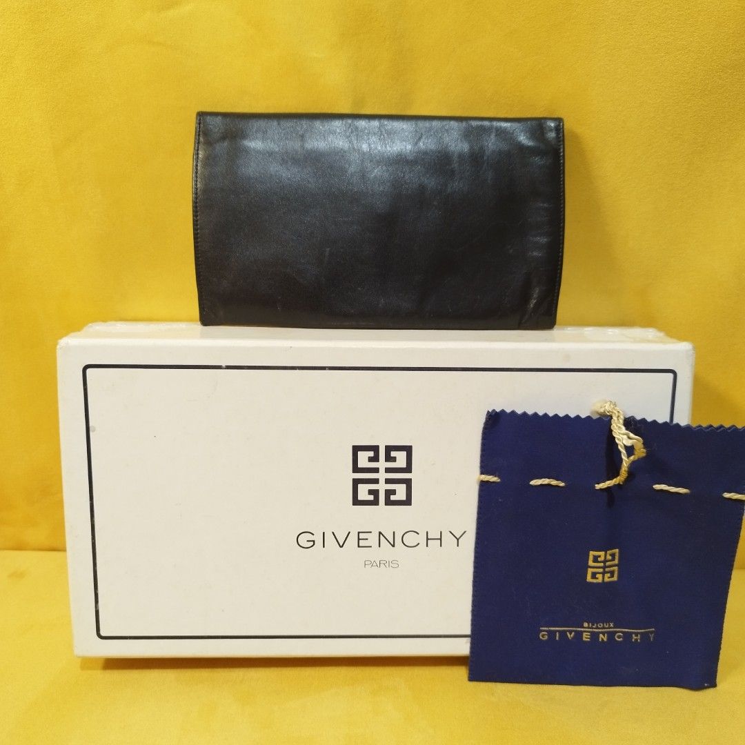💯 Certified Original Givenchy Bifold Long Wallet 32MAY1226 (Category: Luxury Bags & Wallets) located in Quezon City. Submitted by maria_elora (Listing ID 1437762456, Image 2). Description: 👉 READ: Autopass on lowballers, insulting offers & manipulative bargain hunters. (will be posted on SOCMED). NO reservation. NO LBC COP. ⭐ Rank: A | 9.5/10 | Excellent Con. | Preloved ❌ Not for picky person ⚙️ Hardware: Leather | 🌈 Color: 10/10 🌐 Origin: Ja