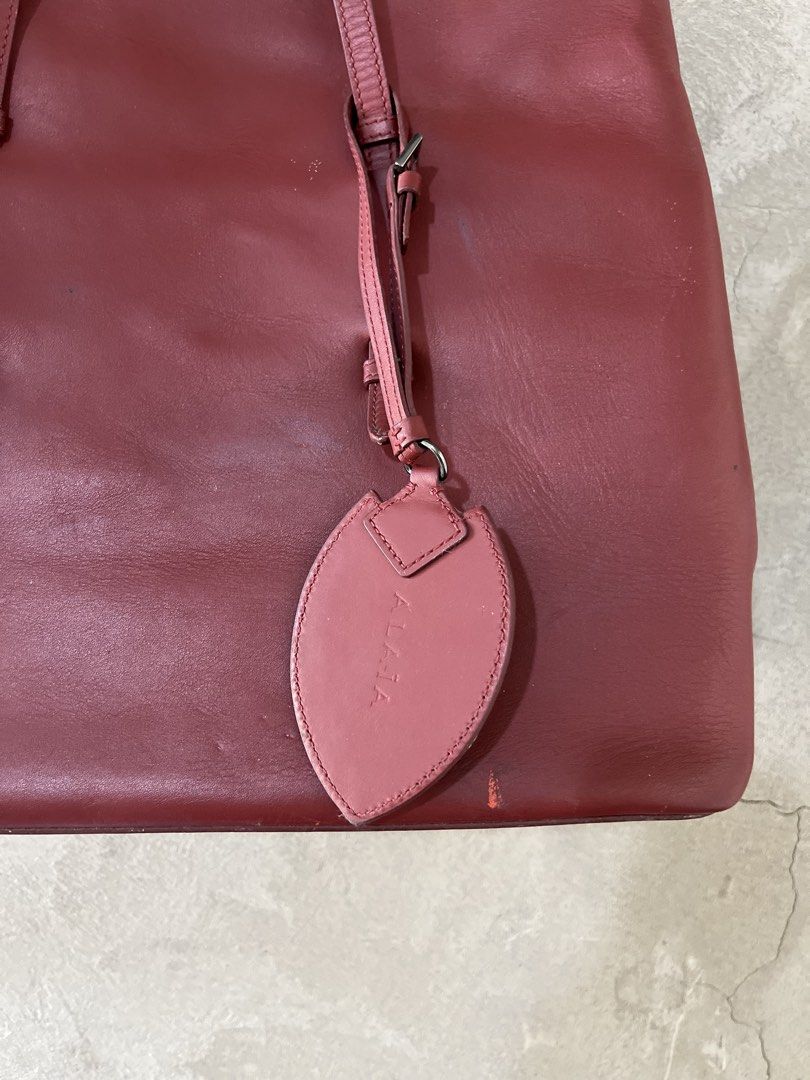 ALAÏA Vienne Leather Tote (Category: Luxury Bags & Wallets) located in Cagayan de Oro. Submitted by vintagevvvictim (Listing ID 1437807710, Image 2). Description: with small scuffs all over but still in great condition comes with bag organizer.